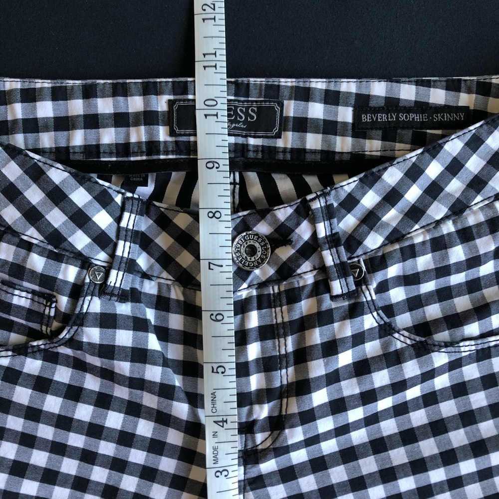 GUESS - Picture 7 of 9